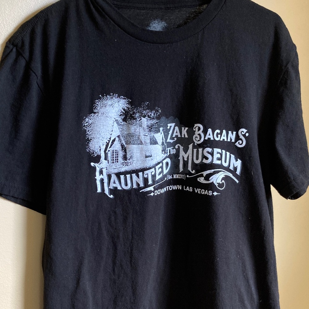 Free 🎁to bundle goth  mens M Zak Bagans Haunted Museum T-Shirt unisex worn 1x